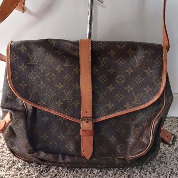 "AUTHENTICATED"Louis Vuitton Saumur Crossbody Bag. - Picture 2 of 16